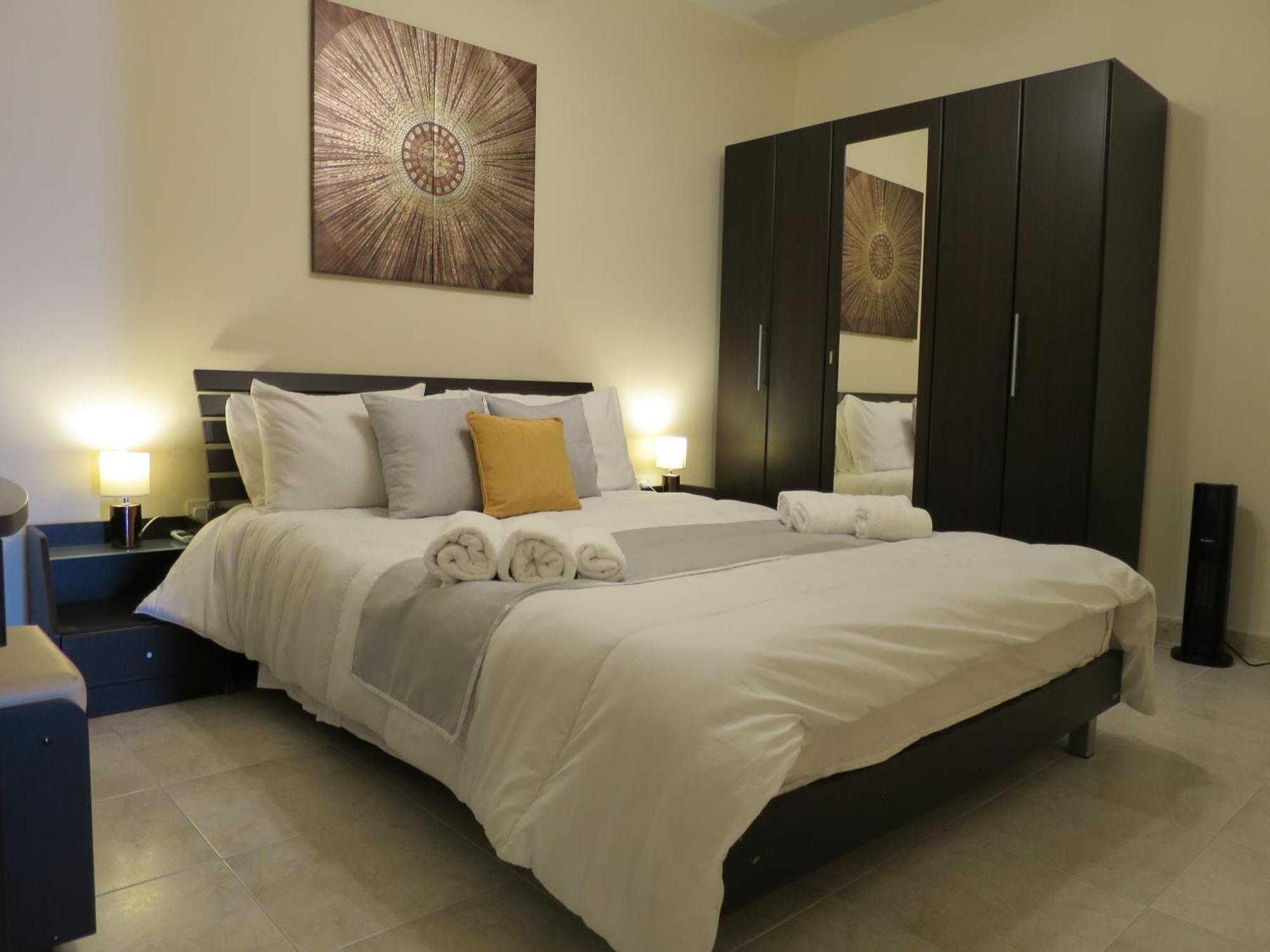 Seafront Maisonette Ocean Views & Terrace المليحة المظهر الخارجي الصورة